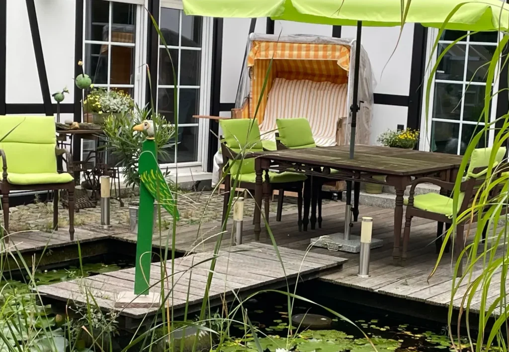 Terrasse und Garten vor den Türen des KERAMIKATUREN-Ateliers in Wegberg.