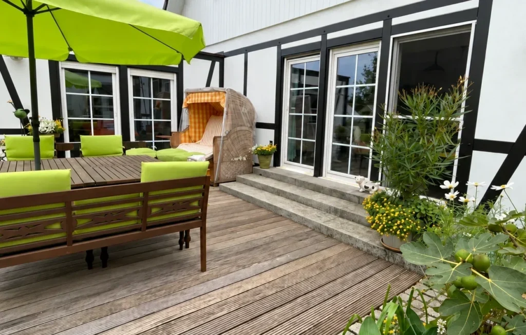 Terrasse und Garten mit dem Zugang zum KERAMIKATUREN-Atelier in Wegberg.