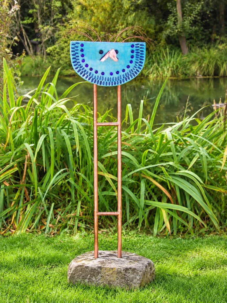 KERAMIKATUR „Der Geschnäbelte“ mit markantem Schnabel und langgliedriger Metallkonstruktion.